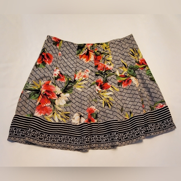 White House Black Market Multicolored Red Floral Skater A-line Mini Skirt Size 4 - Picture 2 of 10